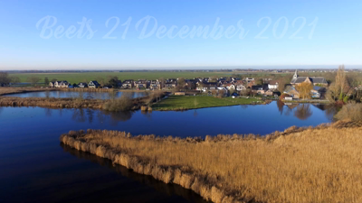 130 Beets vanuit de lucht, Dorpskern Beets vanaf het zuiden opgenomen over de ijsbaan en de Korsloot heen.De drone ...